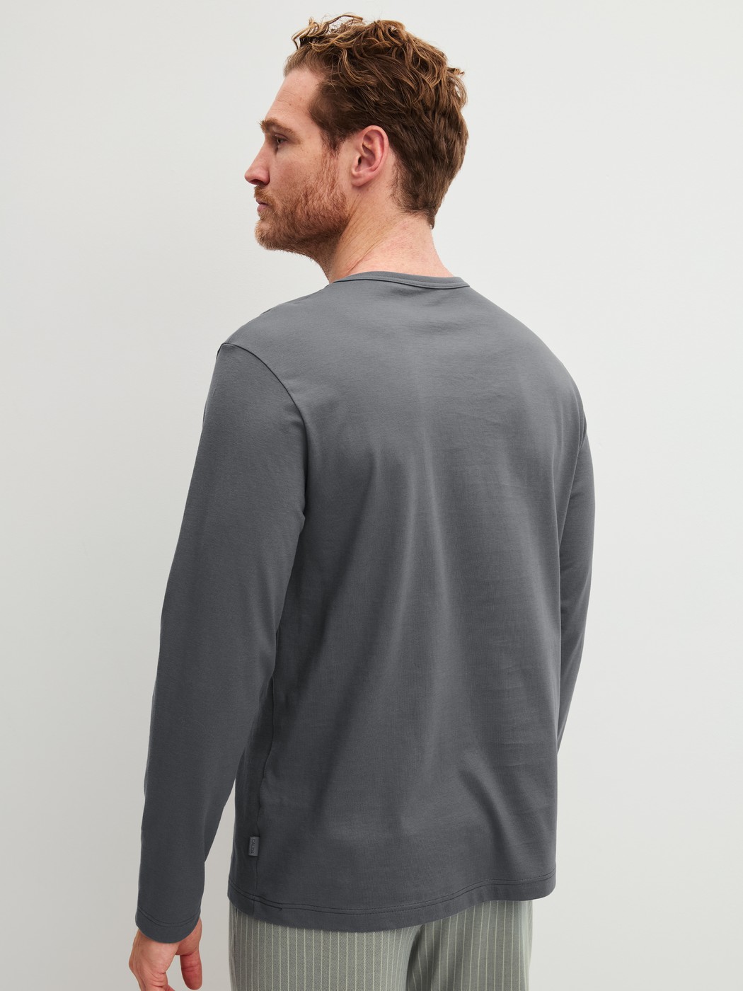 Le mannequin Homme porte le/la T-shirt à manches longues en 100% coton de couleur Gris, Unicolore, de la série RMX Sleep Leisure de CALIDA, Vue arrière