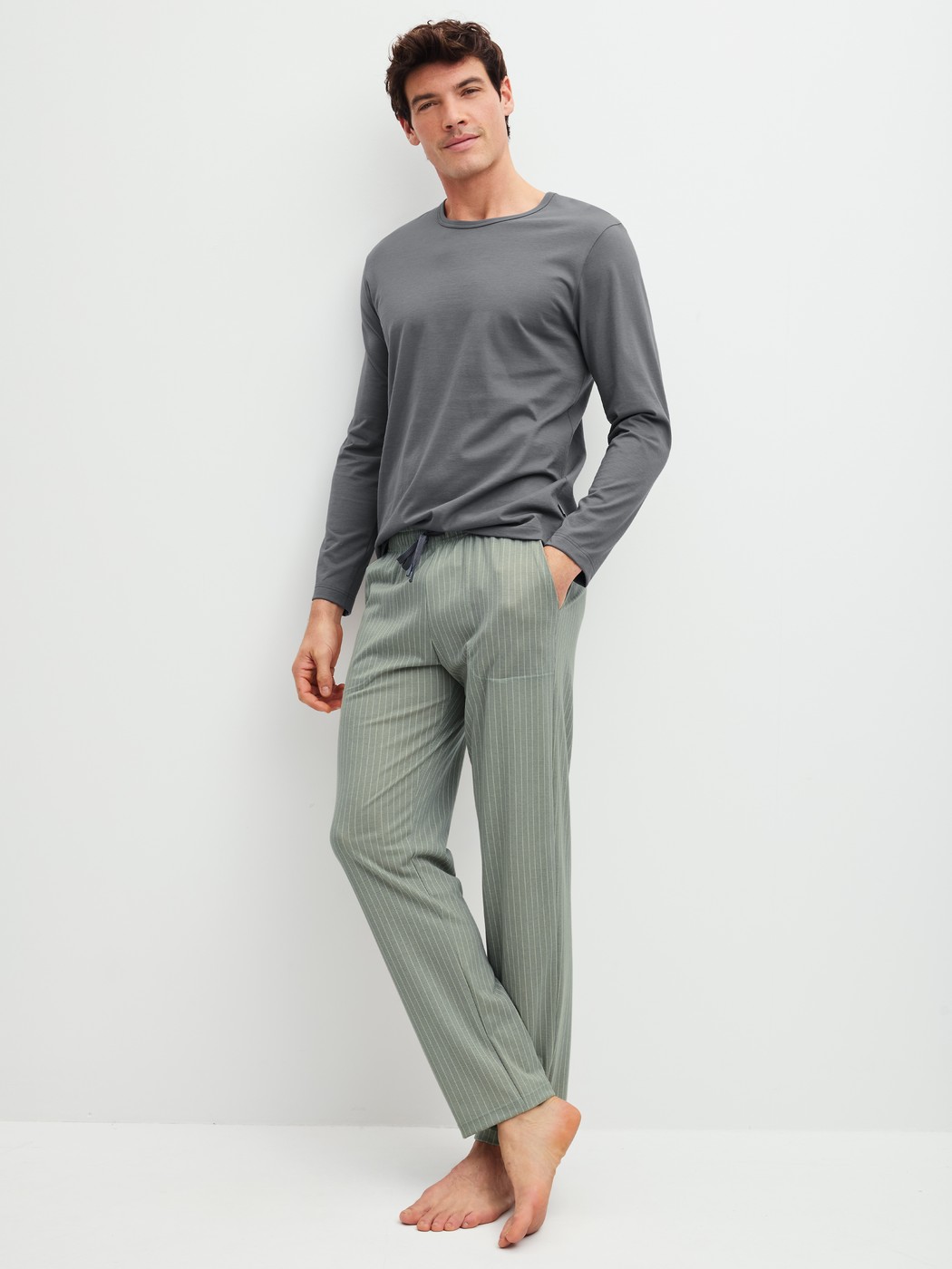 Le mannequin Homme porte le/la T-shirt à manches longues en 100% coton de couleur Gris, Unicolore, de la série RMX Sleep Leisure de CALIDA, Tenue