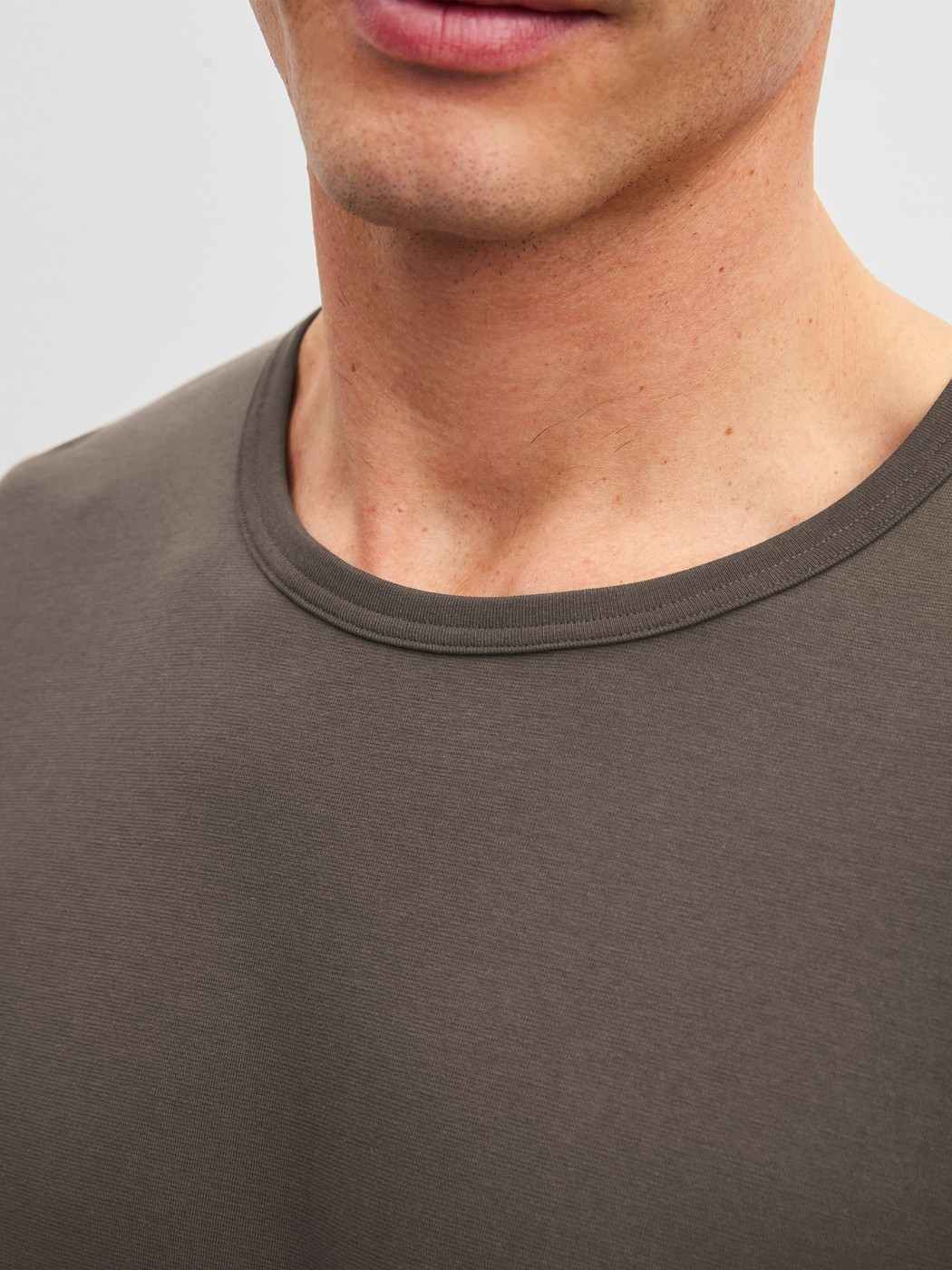 Herren-Model trägt Langarm-Shirt aus 100% Baumwolle in Braun, Einfarbig aus Serie RMX Sleep Weekend von CALIDA, Detail