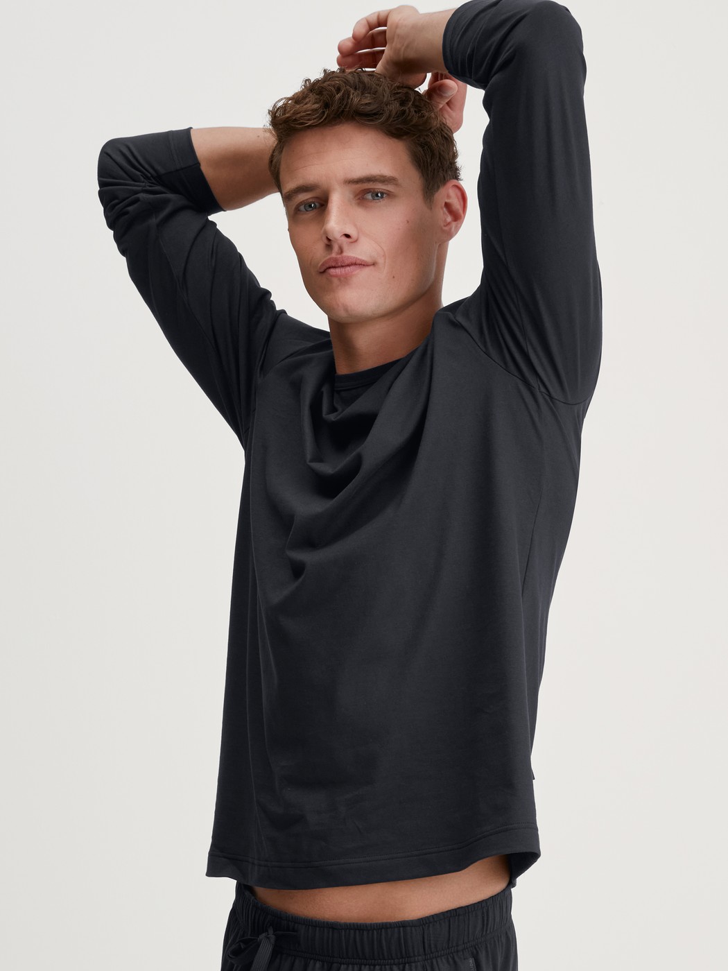 Herren-Model trägt Langarm-Shirt aus 100% Baumwolle in Schwarz, Einfarbig aus Serie RMX Sleep Leisure von CALIDA, Vorderansicht