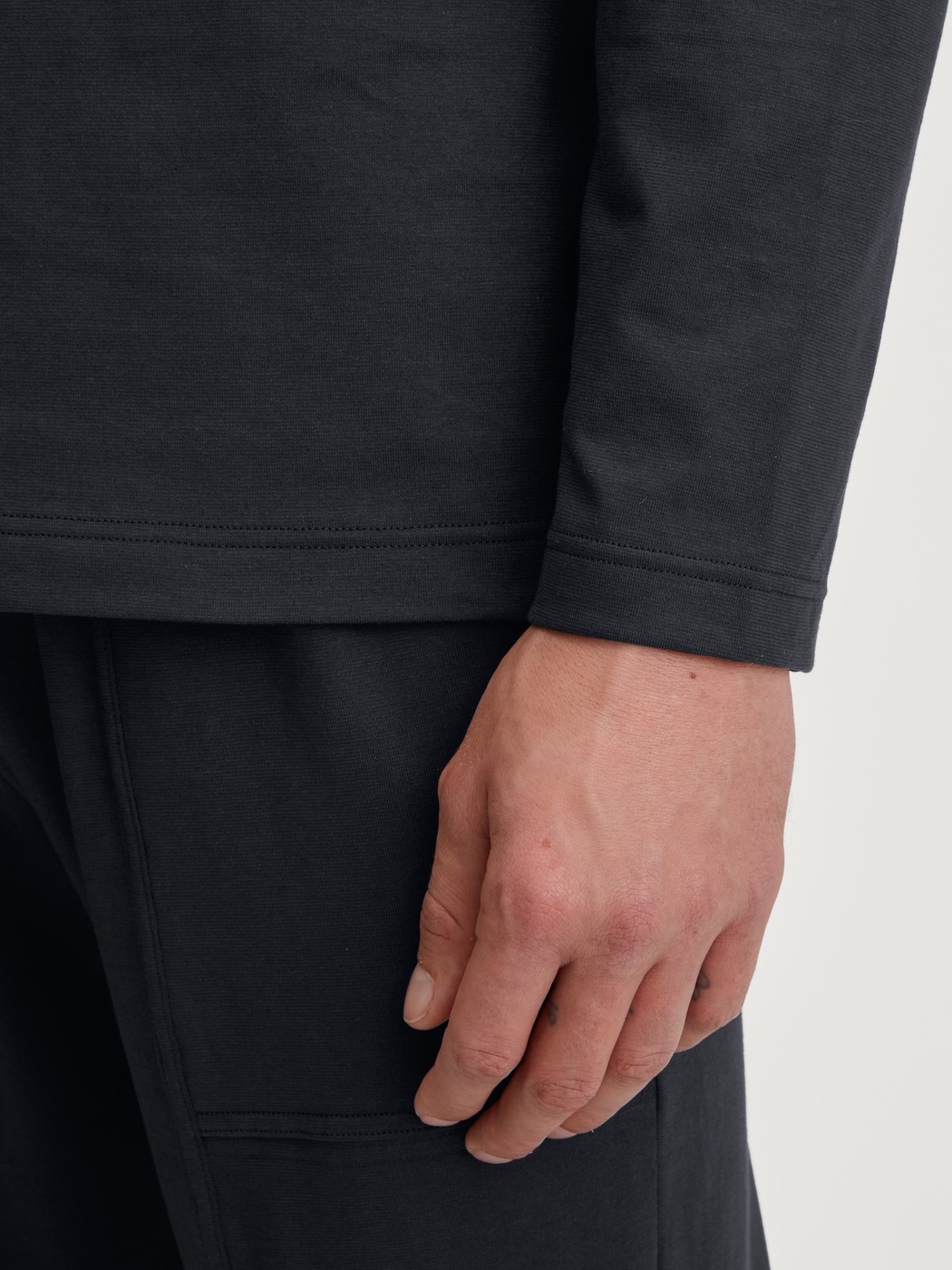 Herren-Model trägt Langarm-Shirt aus 100% Baumwolle in Schwarz, Einfarbig aus Serie RMX Sleep Leisure von CALIDA, Detail