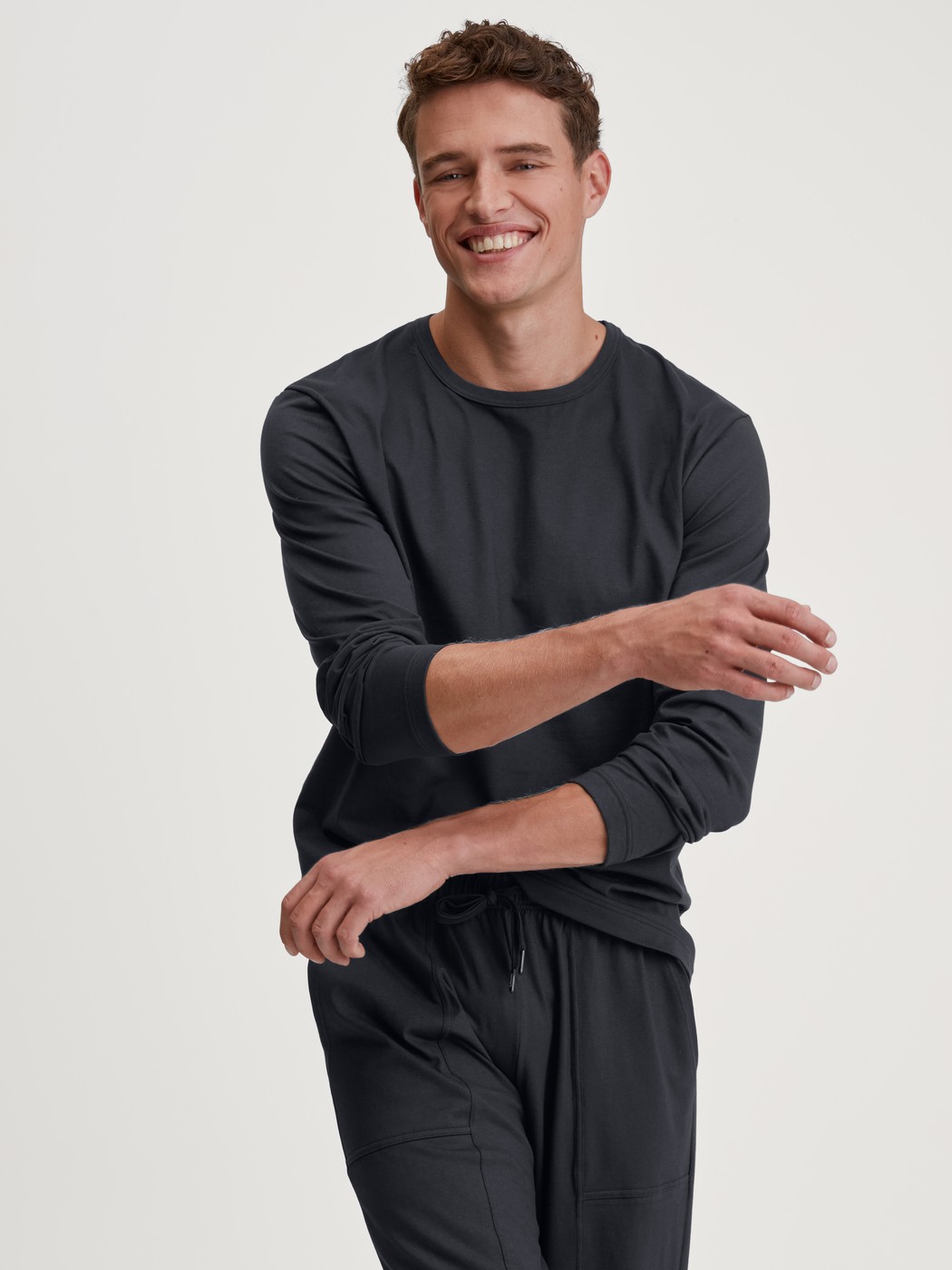 Herren-Model trägt Langarm-Shirt aus 100% Baumwolle in Schwarz, Einfarbig aus Serie RMX Sleep Leisure von CALIDA, Zusatzbild