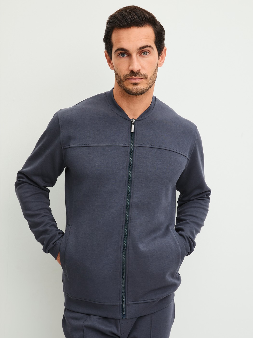 La modella / Il modello Uomo indossa Giacca in Cotone di colore Grigio, Tinta unita, della serie RMX Lounge Casual di CALIDA, Vista frontale