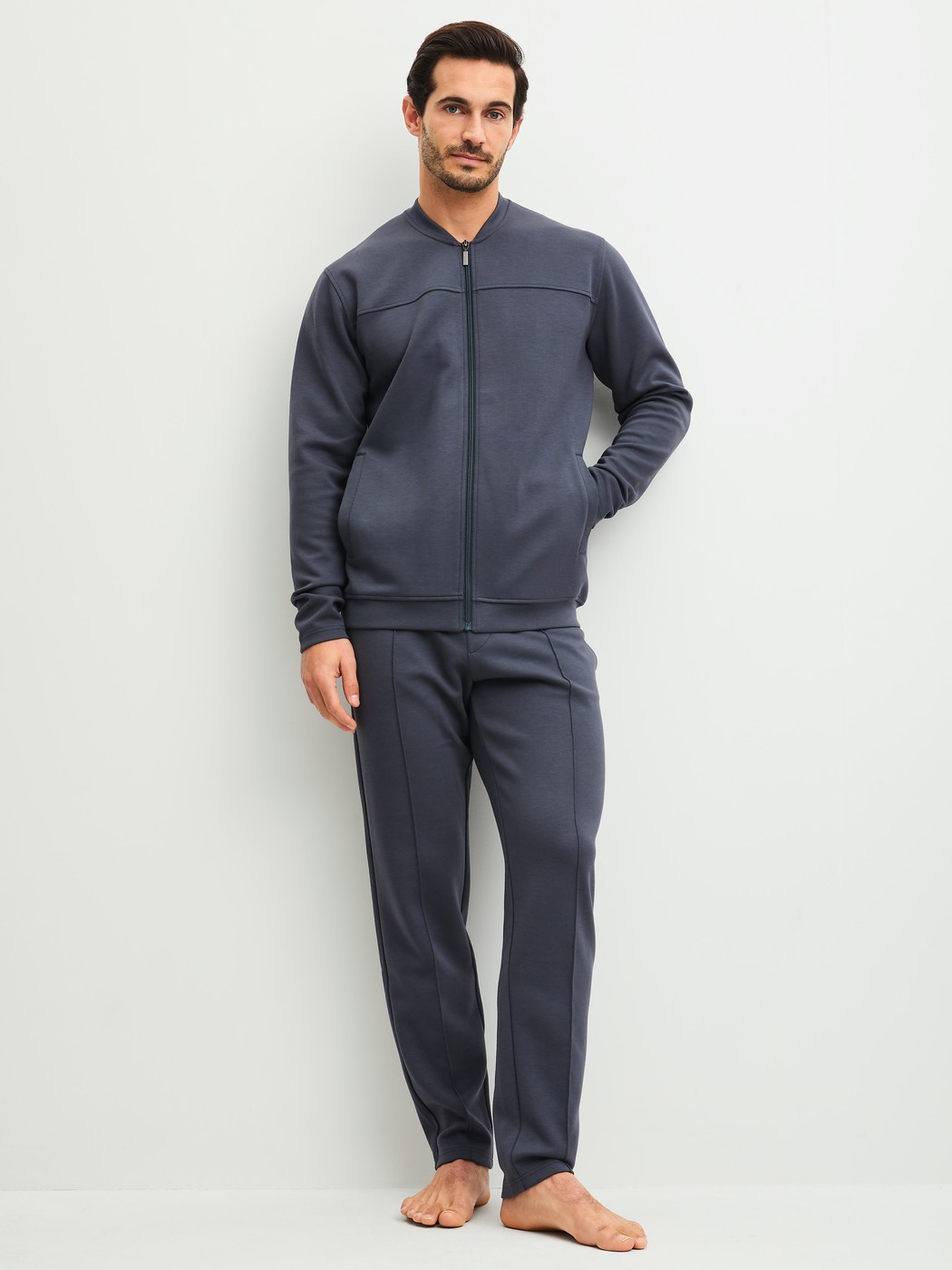 La modella / Il modello Uomo indossa Giacca in Cotone di colore Grigio, Tinta unita, della serie RMX Lounge Casual di CALIDA, Abbigliamento