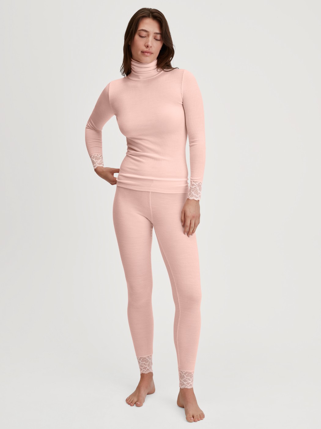 Damen-Model trägt Langarm-Shirt mit Rollkragen aus Wolle-Seide aus Wolle in Rosa, Spitze aus Serie Silky Wool Joy von CALIDA, Outfit