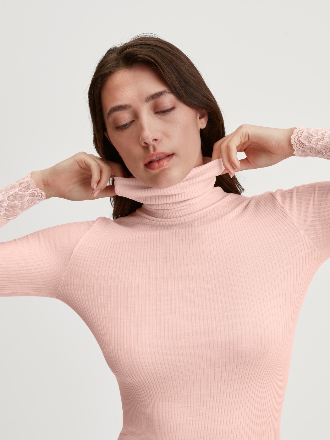 Damen-Model trägt Langarm-Shirt mit Rollkragen aus Wolle-Seide aus Wolle in Rosa, Spitze aus Serie Silky Wool Joy von CALIDA, Zusatzbild