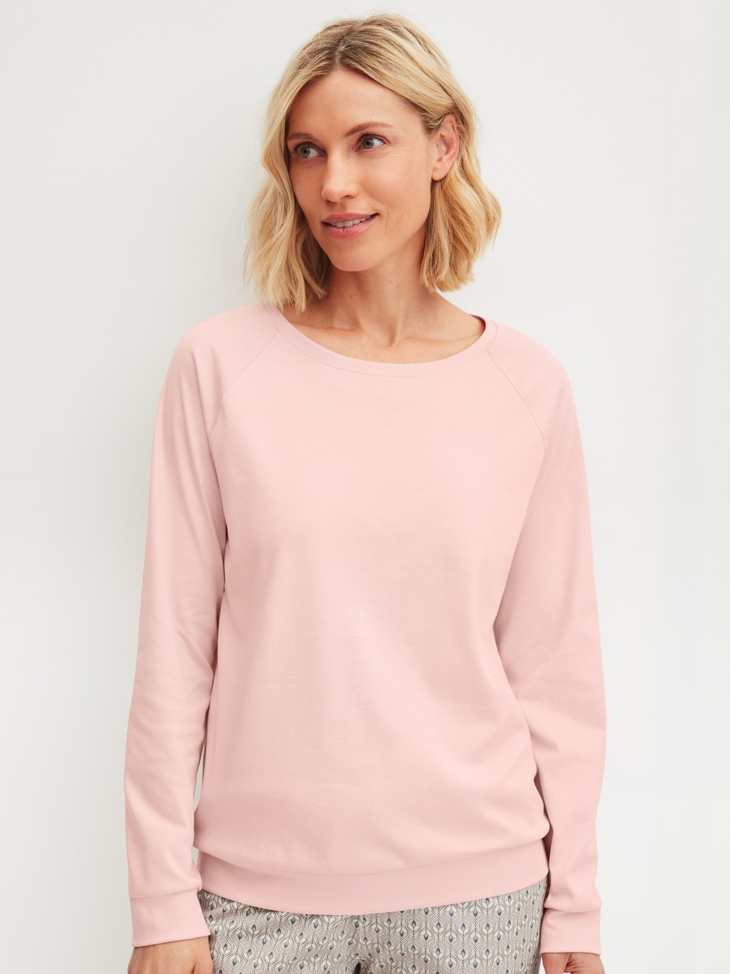 Le mannequin Femme porte le/la T-shirt à manches longues et raglan en 100% coton de couleur Rose, Unicolore, de la série Favourites Arts de CALIDA, Vue de face