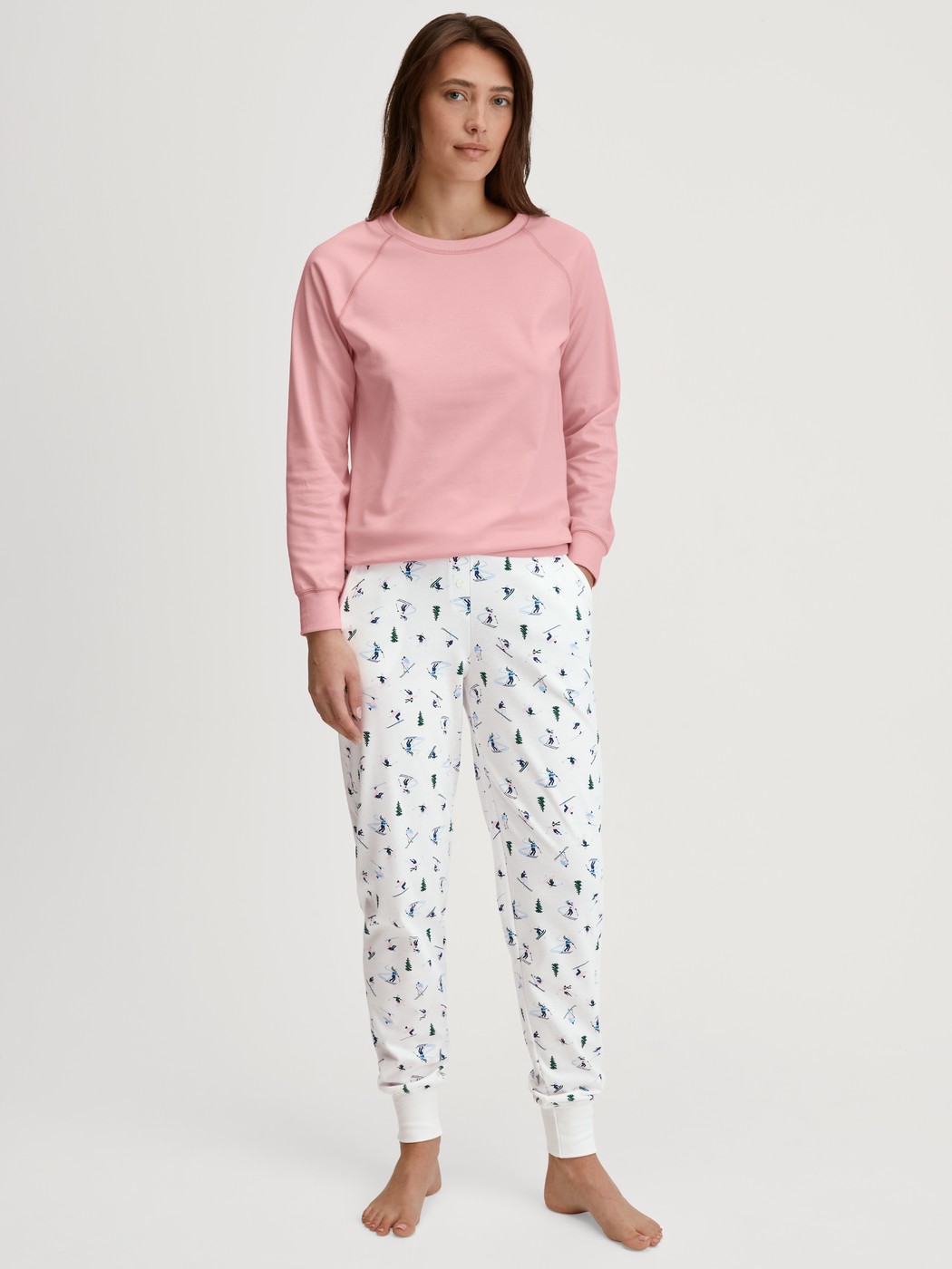 Damen-Model trägt Langarm-Shirt aus 100% Baumwolle in Rosa, Einfarbig aus Serie Ski Resort von CALIDA, Outfit