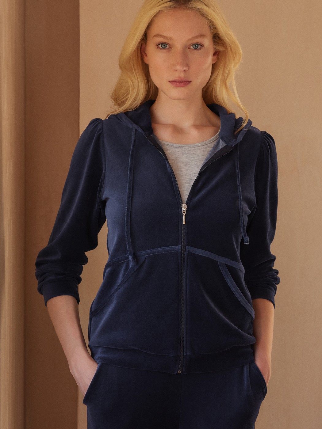 Sweatshirt with hood