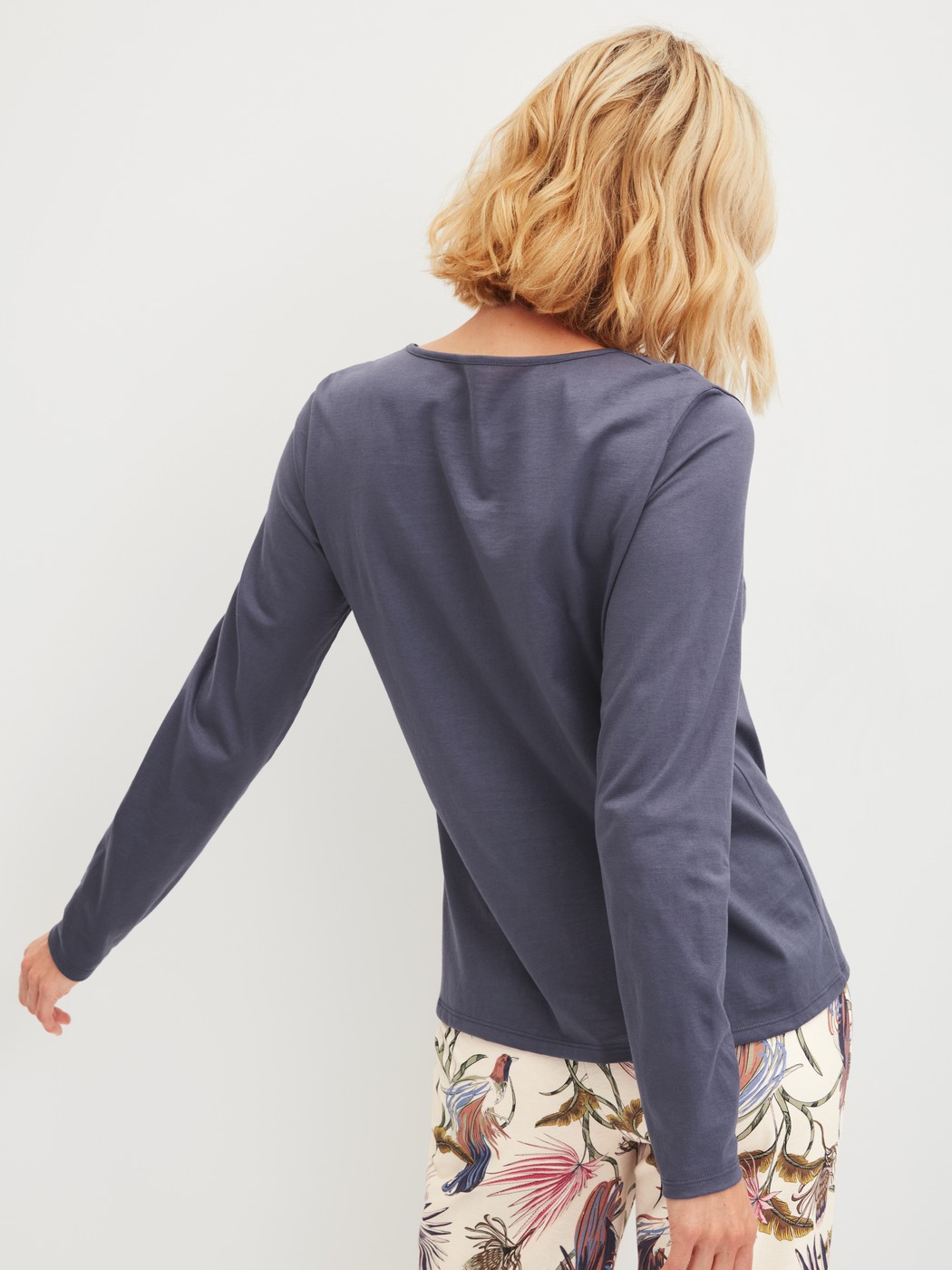 Damen-Model trägt Langarm-Shirt aus 100% Baumwolle in Blau, Einfarbig aus Serie Favourites Arts von CALIDA, Rückansicht