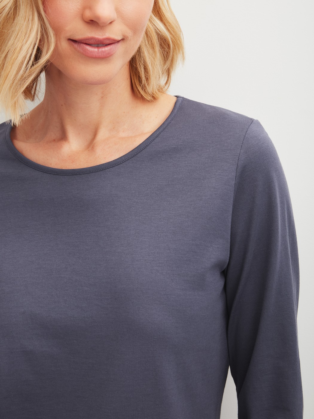 Damen-Model trägt Langarm-Shirt aus 100% Baumwolle in Blau, Einfarbig aus Serie Favourites Arts von CALIDA, Detail