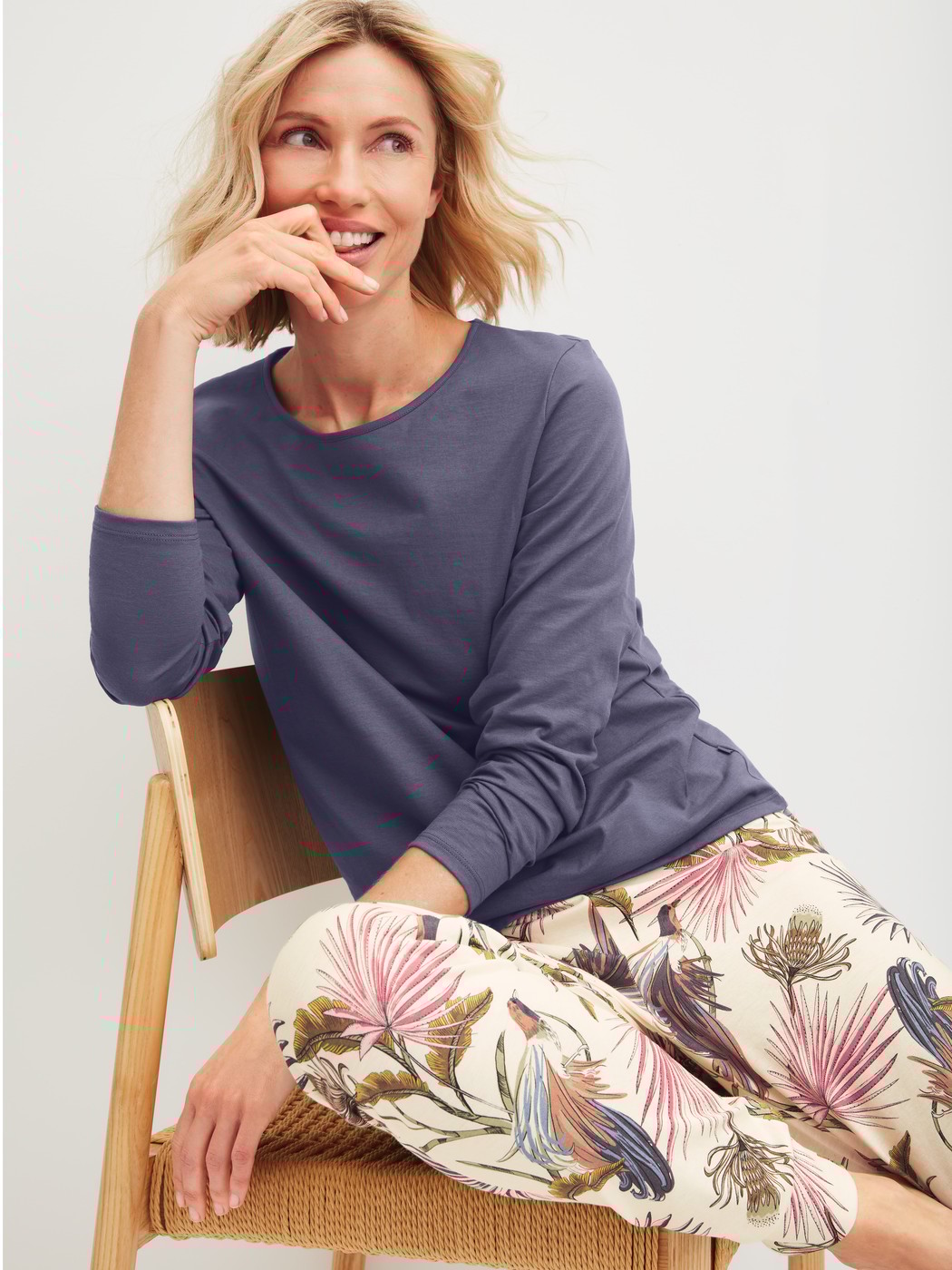 Damen-Model trägt Langarm-Shirt aus 100% Baumwolle in Blau, Einfarbig aus Serie Favourites Arts von CALIDA, Zusatzbild