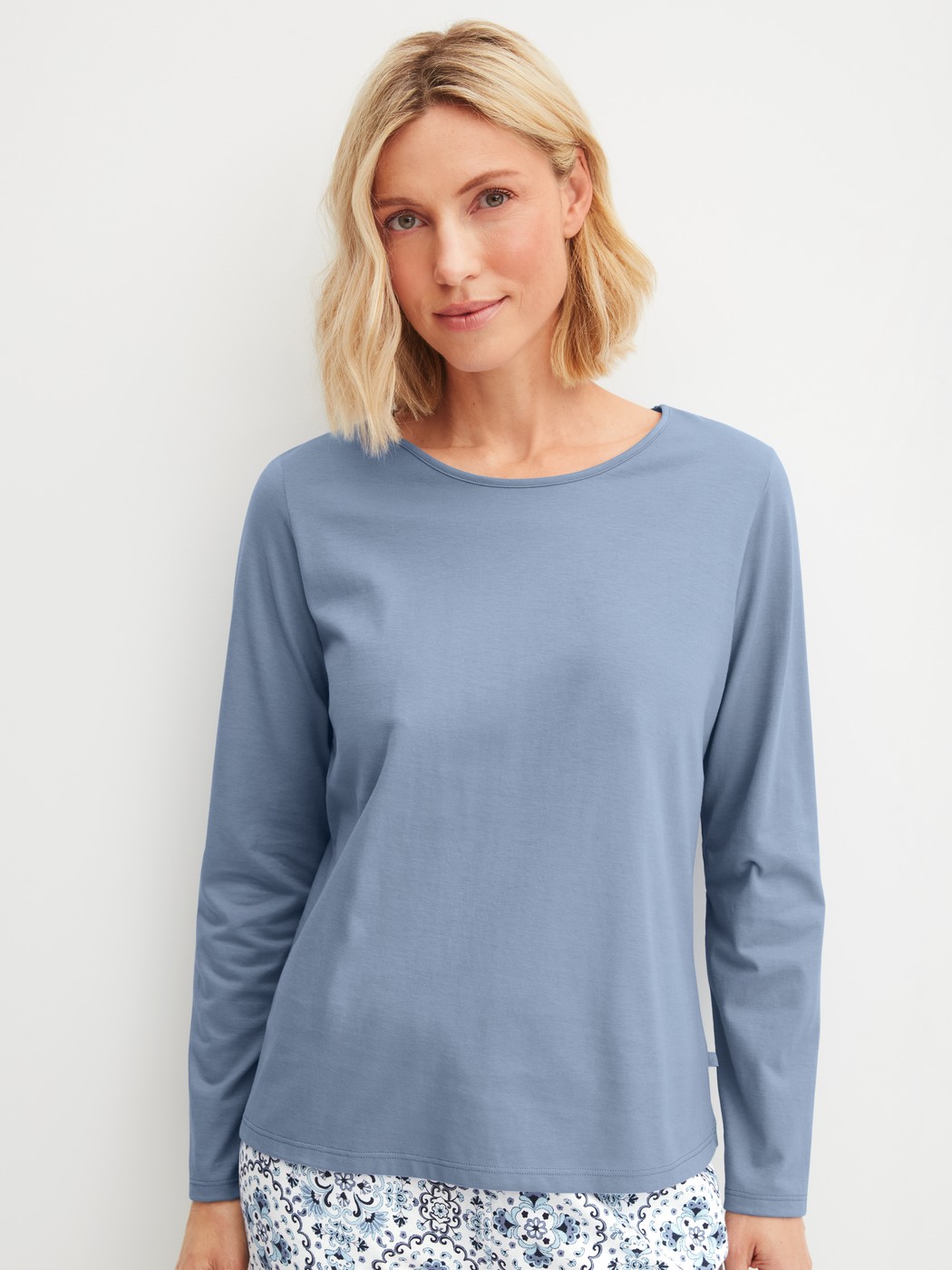 Le mannequin Femme porte le/la T-shirt à manches longues en 100% coton de couleur Bleu, Unicolore, de la série Favourites Tiles de CALIDA, Vue de face