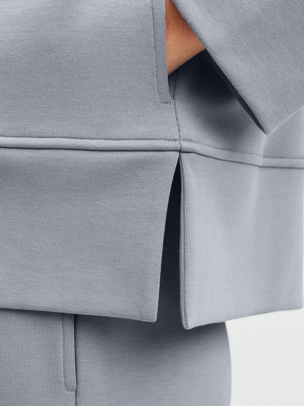 La modella / Il modello Donna indossa  in Cotone di colore Grigio, Tinta unita, della serie Natural Embrace di CALIDA, Dettaglio