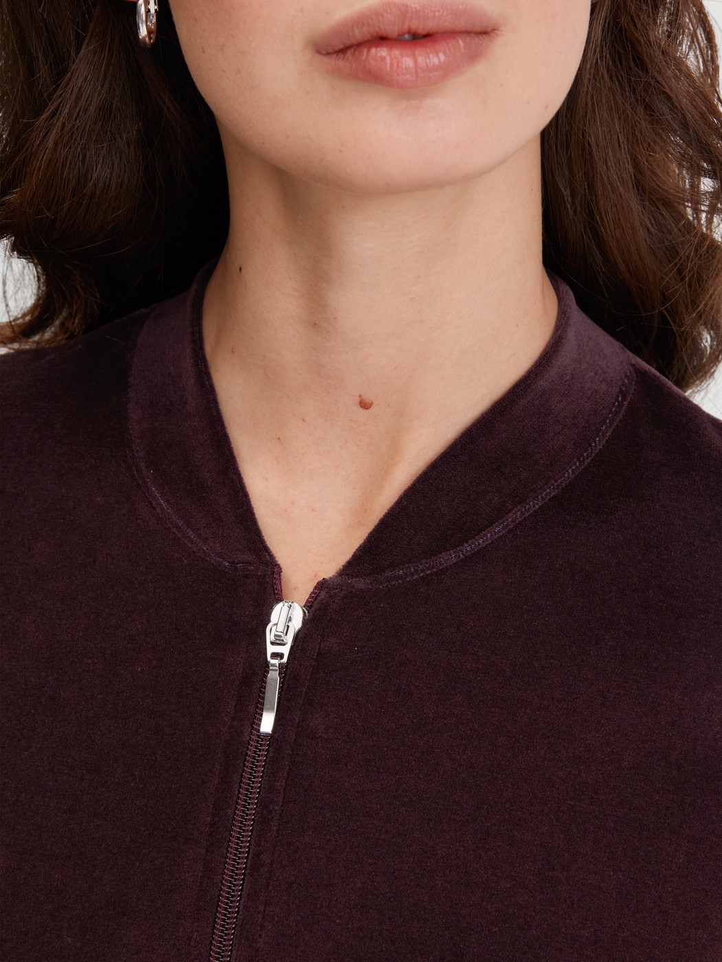 Damen-Model trägt Lounge-Jacke aus Velours aus Baumwolle in Rot, Einfarbig aus Serie Lounge Velours von CALIDA, Detail