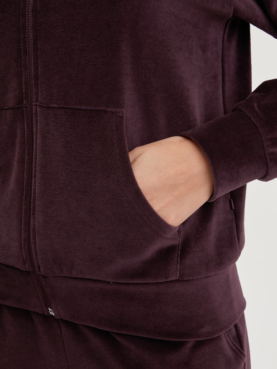 Damen-Model trägt Lounge-Jacke aus Velours aus Baumwolle in Rot, Einfarbig aus Serie Lounge Velours von CALIDA, Detail