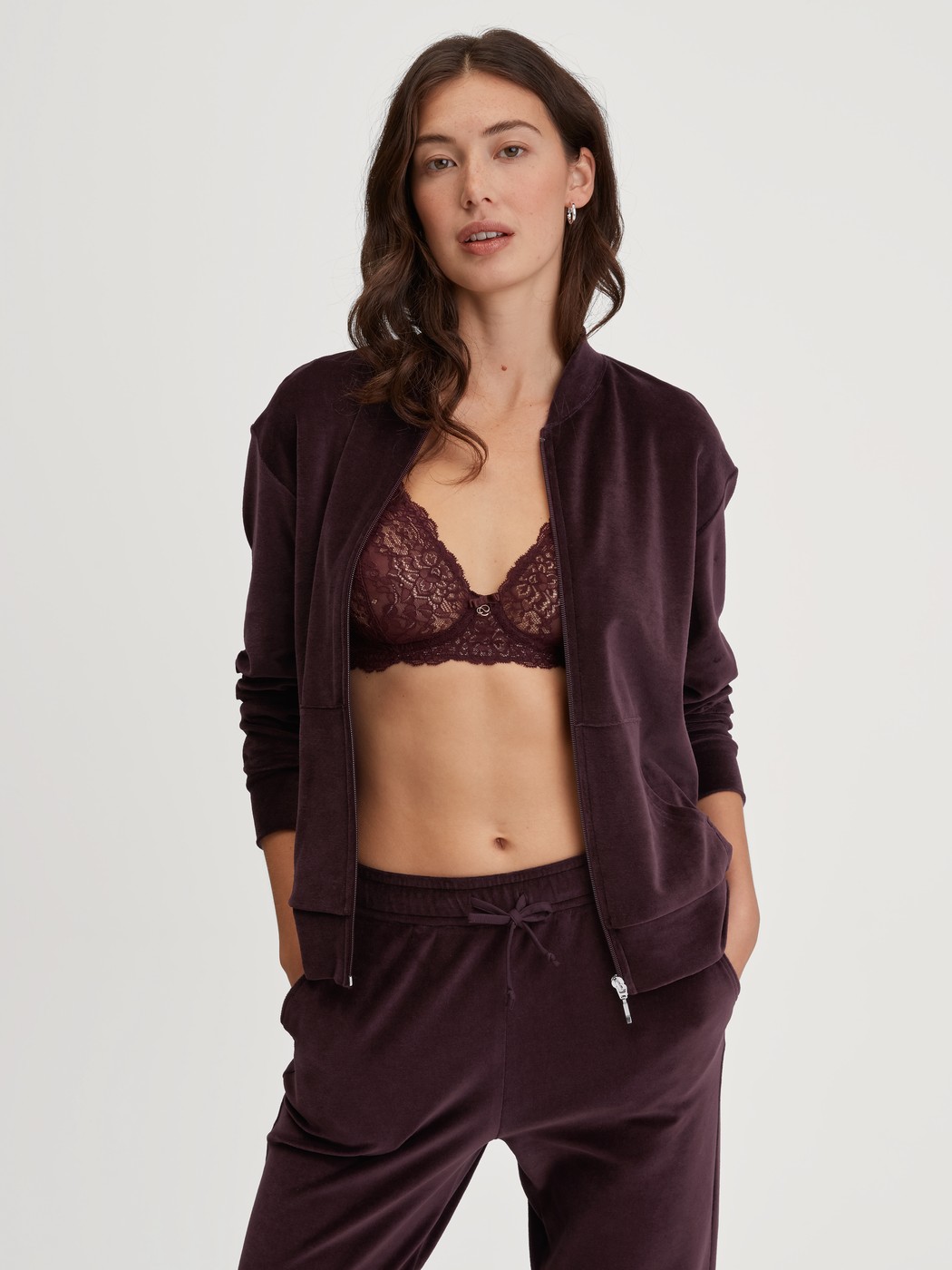 Damen-Model trägt Lounge-Jacke aus Velours aus Baumwolle in Rot, Einfarbig aus Serie Lounge Velours von CALIDA, Zusatzbild