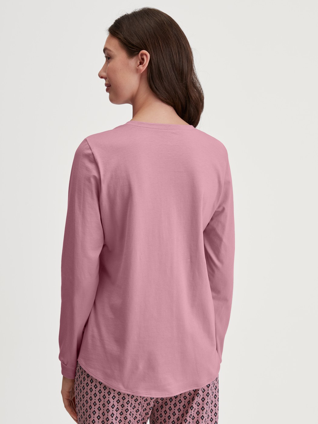Damen-Model trägt Langarm-Shirt aus 100% Baumwolle in Rosa, Einfarbig aus Serie Favourites Botanic von CALIDA, Rückansicht
