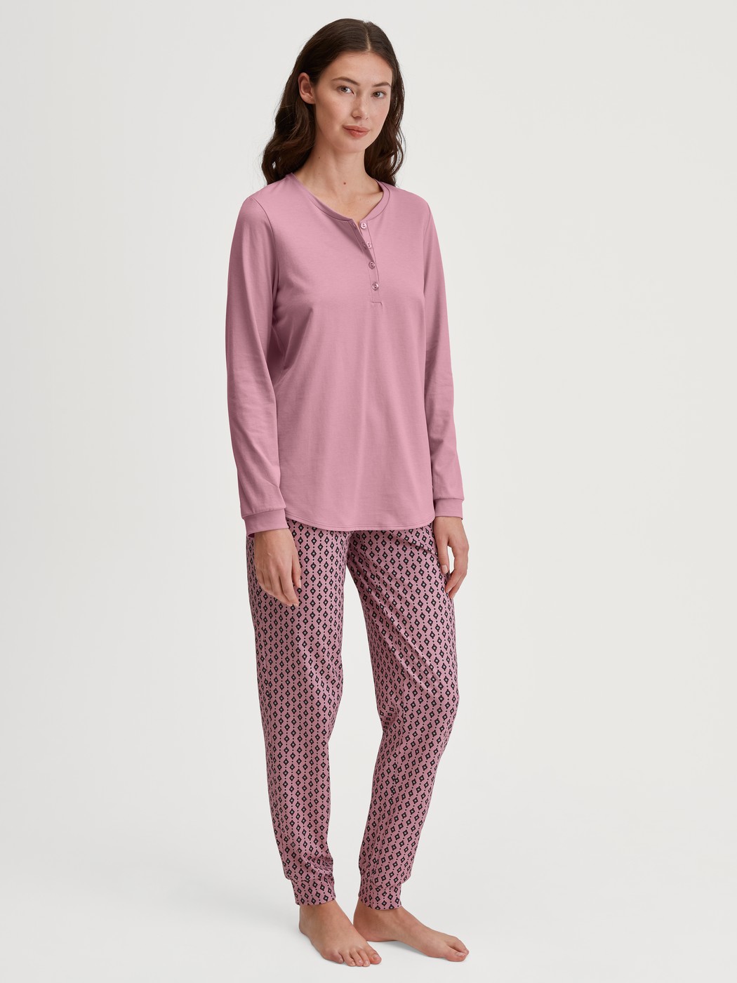 Damen-Model trägt Langarm-Shirt aus 100% Baumwolle in Rosa, Einfarbig aus Serie Favourites Botanic von CALIDA, Outfit