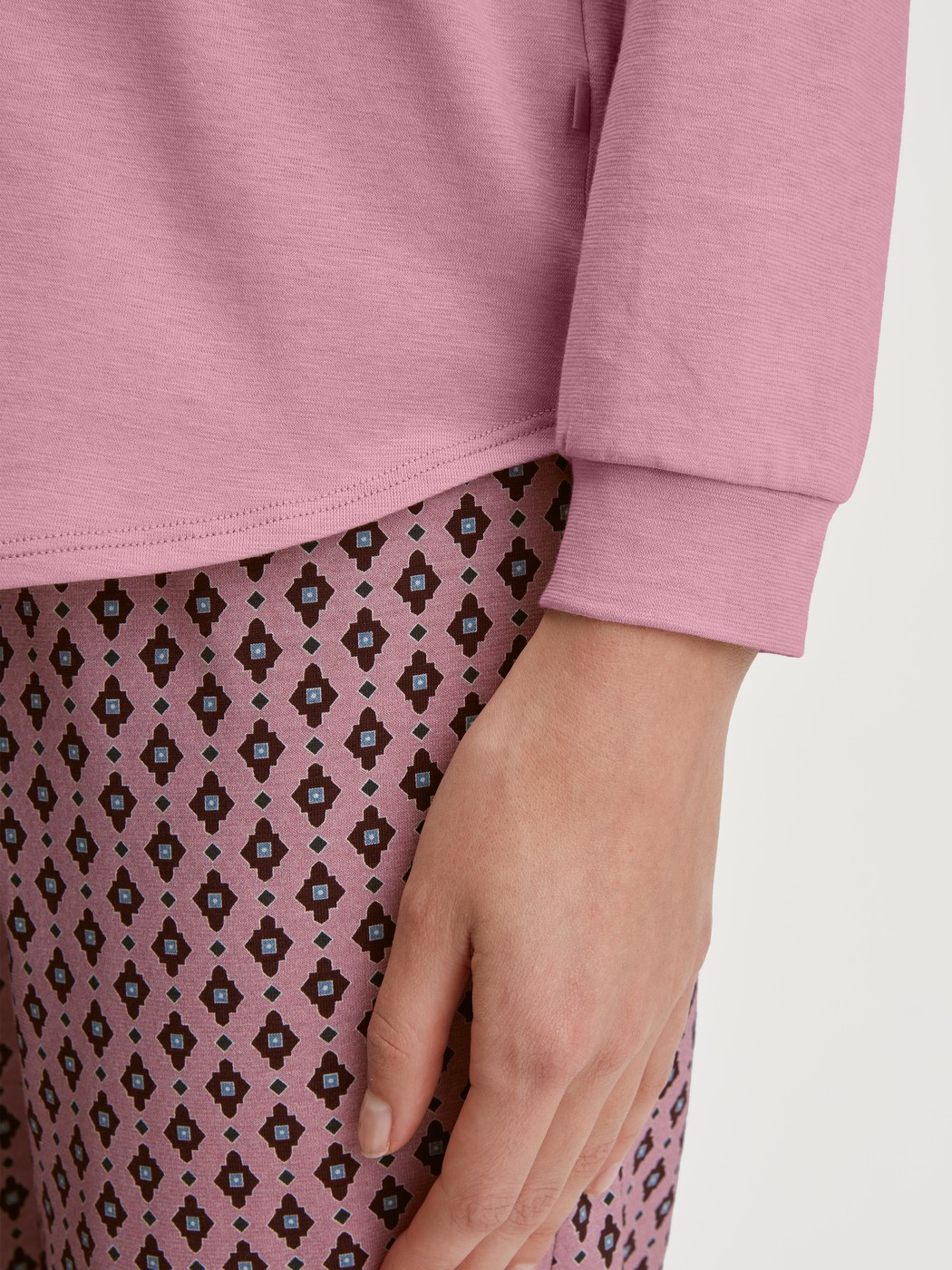 Damen-Model trägt Langarm-Shirt aus 100% Baumwolle in Rosa, Einfarbig aus Serie Favourites Botanic von CALIDA, Detail