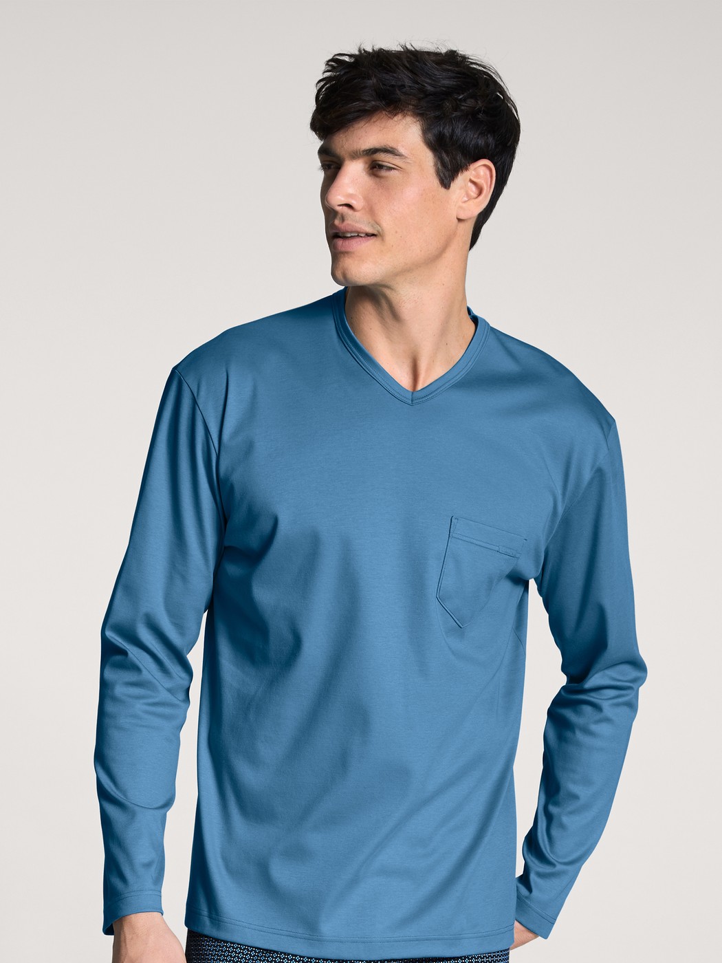 Herren-Model trägt Langarm-Shirt aus 100% Baumwolle in Blau, Einfarbig aus Serie Remix Xtra von CALIDA, Vorderansicht