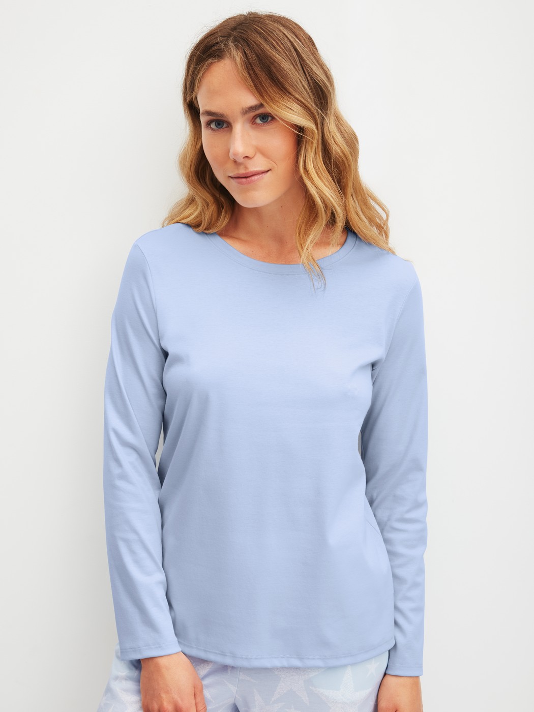 Damen-Model trägt Langarm-Shirt aus  in Blau,  aus Serie Favourites Cosy von CALIDA, Vorderansicht