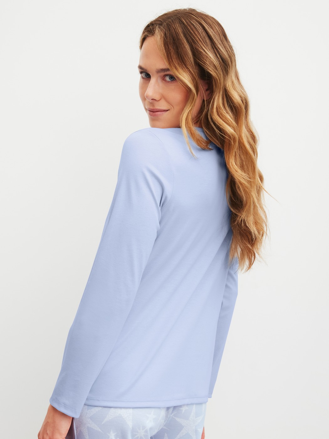 Damen-Model trägt Langarm-Shirt aus  in Blau,  aus Serie Favourites Cosy von CALIDA, Rückansicht