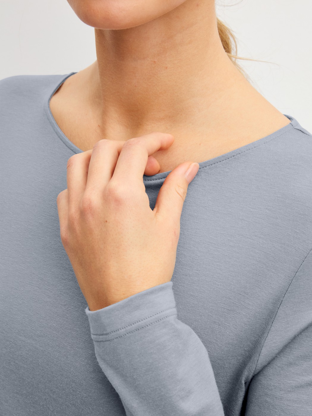 La modella / Il modello Donna indossa  in Lyocell di colore Grigio, Tinta unita, della serie DSW Warming di CALIDA, Dettaglio