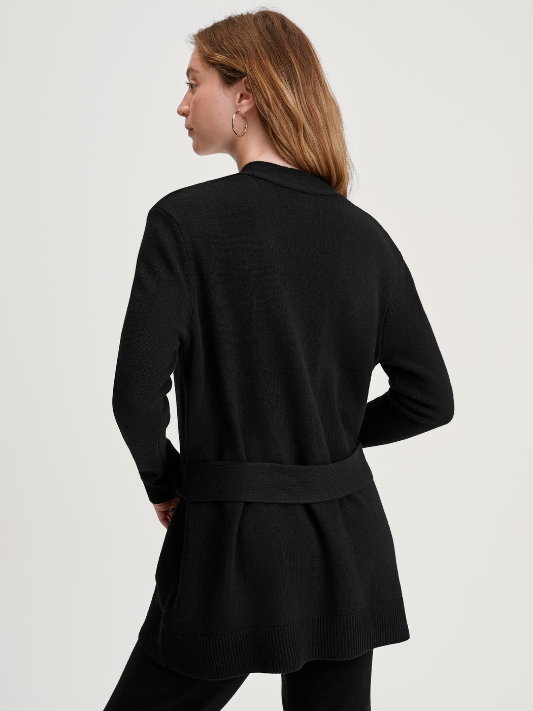 Damen-Model trägt Strickjacke aus Merinowolle aus Wolle in Schwarz, Einfarbig aus Serie The Cosy Collection von CALIDA, Rückansicht