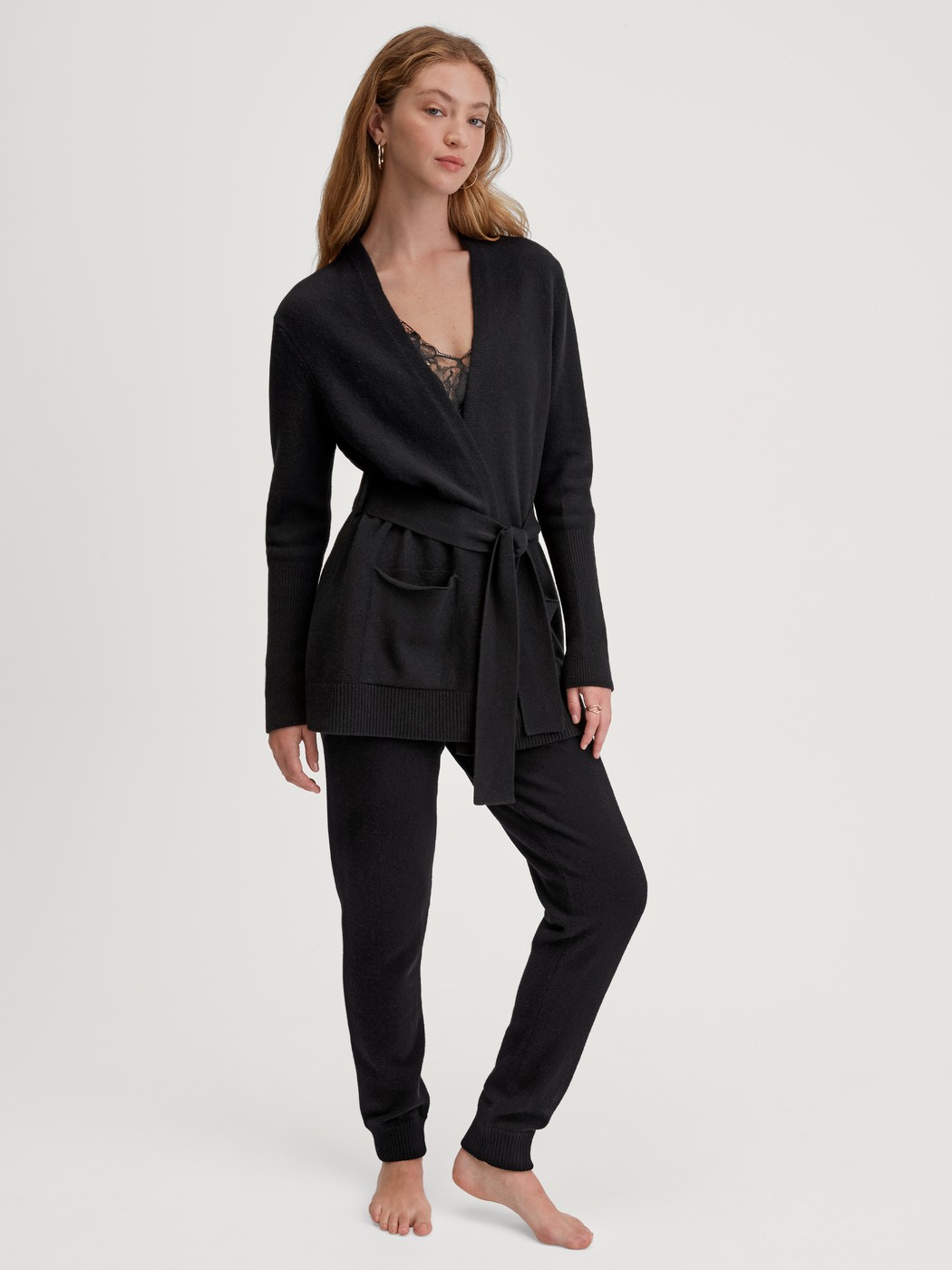 Damen-Model trägt Strickjacke aus Merinowolle aus Wolle in Schwarz, Einfarbig aus Serie The Cosy Collection von CALIDA, Outfit