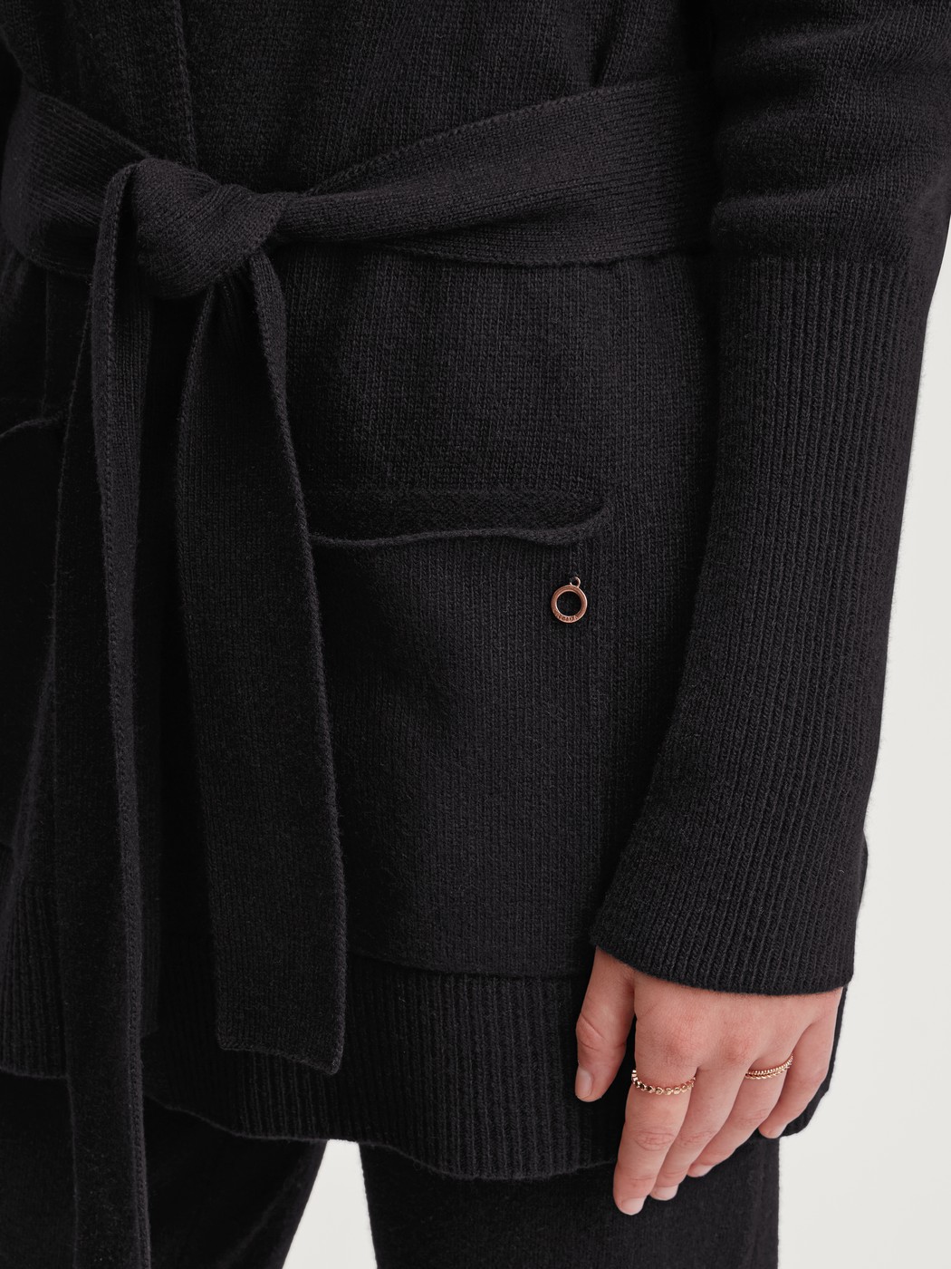 Damen-Model trägt Strickjacke aus Merinowolle aus Wolle in Schwarz, Einfarbig aus Serie The Cosy Collection von CALIDA, Detail