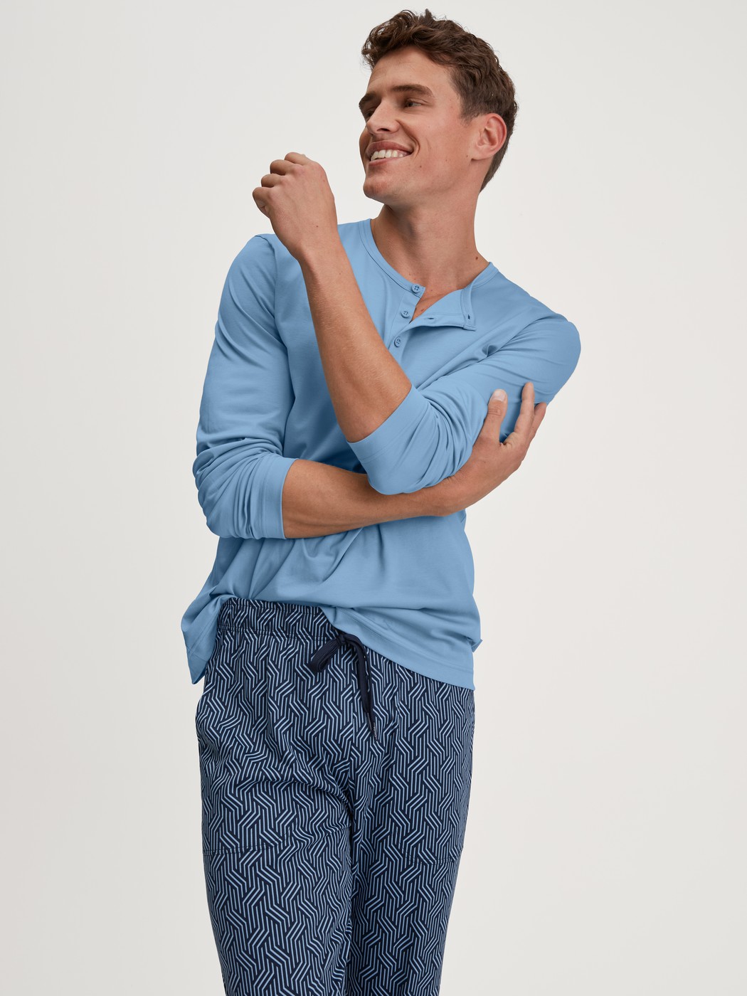 Herren-Model trägt Langarm-Shirt aus Baumwolle in Blau, Einfarbig aus Serie RMX Sleep Free von CALIDA, Zusatzbild