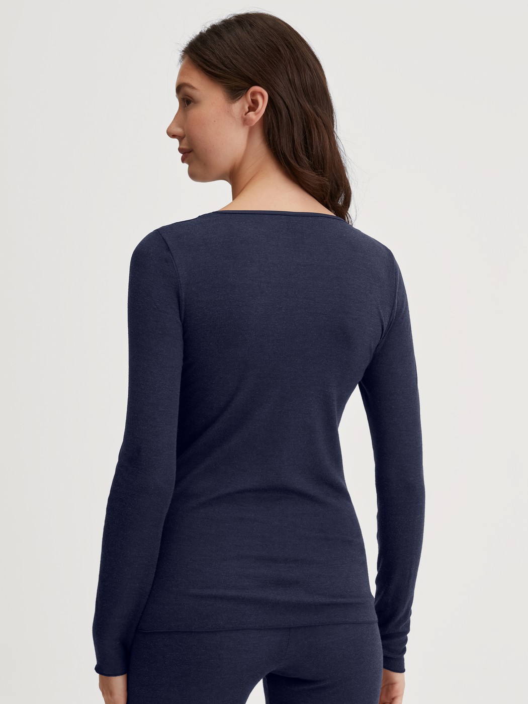 Damen-Model trägt Langarm-Shirt aus Wolle-Seide aus Wolle in Blau, Einfarbig aus Serie True Confidence von CALIDA, Rückansicht