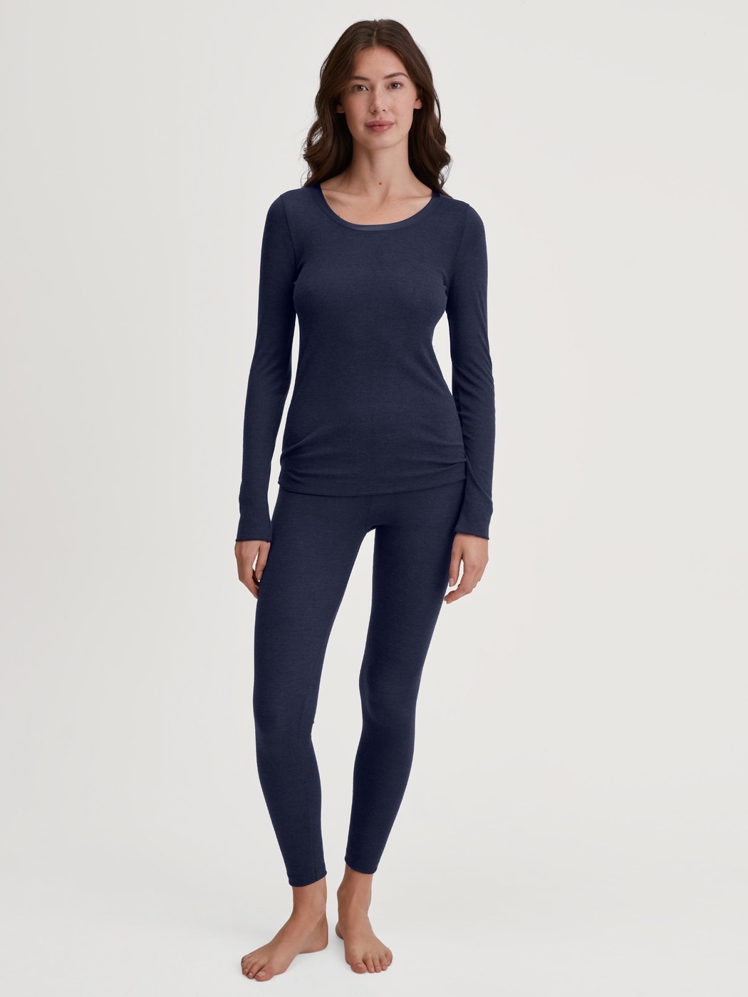 Damen-Model trägt Langarm-Shirt aus Wolle-Seide aus Wolle in Blau, Einfarbig aus Serie True Confidence von CALIDA, Outfit