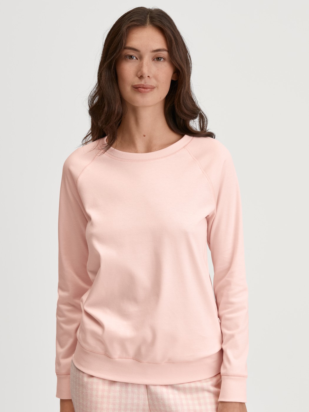 Damen-Model trägt Langarm-Shirt aus 100% Baumwolle in Rosa, Einfarbig aus Serie Favourites Universe von CALIDA, Vorderansicht