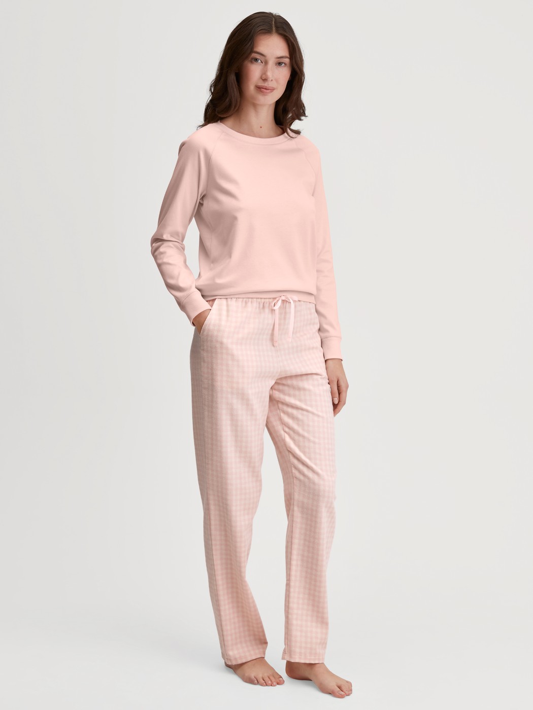 Damen-Model trägt Langarm-Shirt aus 100% Baumwolle in Rosa, Einfarbig aus Serie Favourites Universe von CALIDA, Outfit