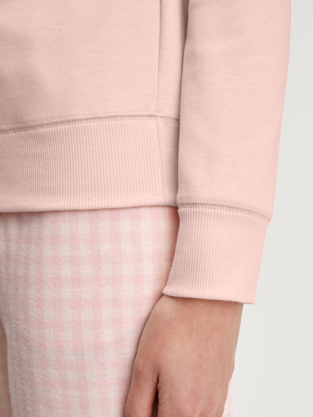 Damen-Model trägt Langarm-Shirt aus 100% Baumwolle in Rosa, Einfarbig aus Serie Favourites Universe von CALIDA, Detail