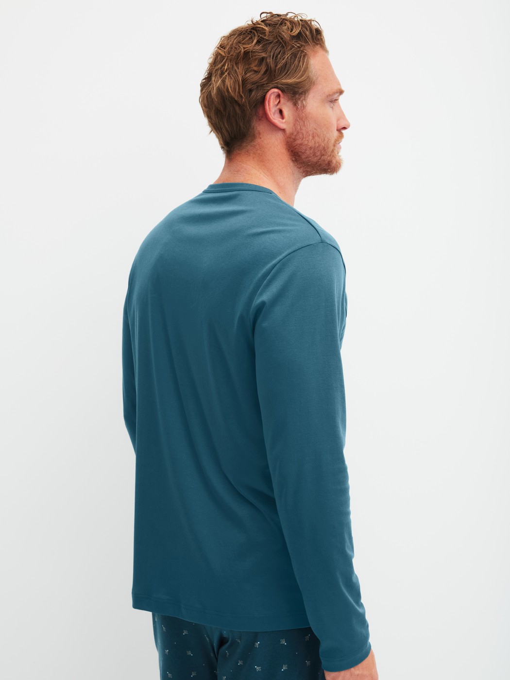 Herren-Model trägt Langarm-Shirt mit V-Ausschnitt aus Baumwolle in Türkis, Einfarbig aus Serie RMX Sleep Free von CALIDA, Rückansicht