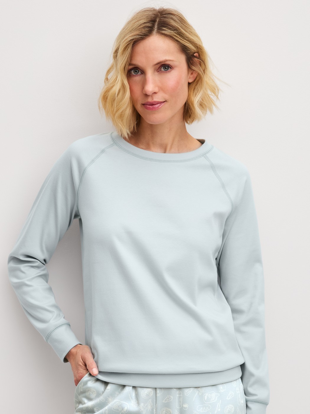 La modella / Il modello Donna indossa  in 100% cotone di colore Blu, Tinta unita, della serie Alpine M&M di CALIDA, Vista frontale