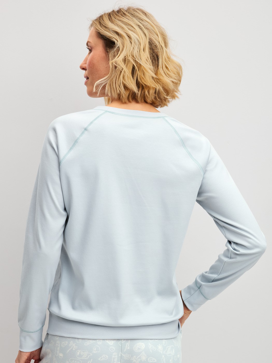 La modella / Il modello Donna indossa  in 100% cotone di colore Blu, Tinta unita, della serie Alpine M&M di CALIDA, Vista posteriore