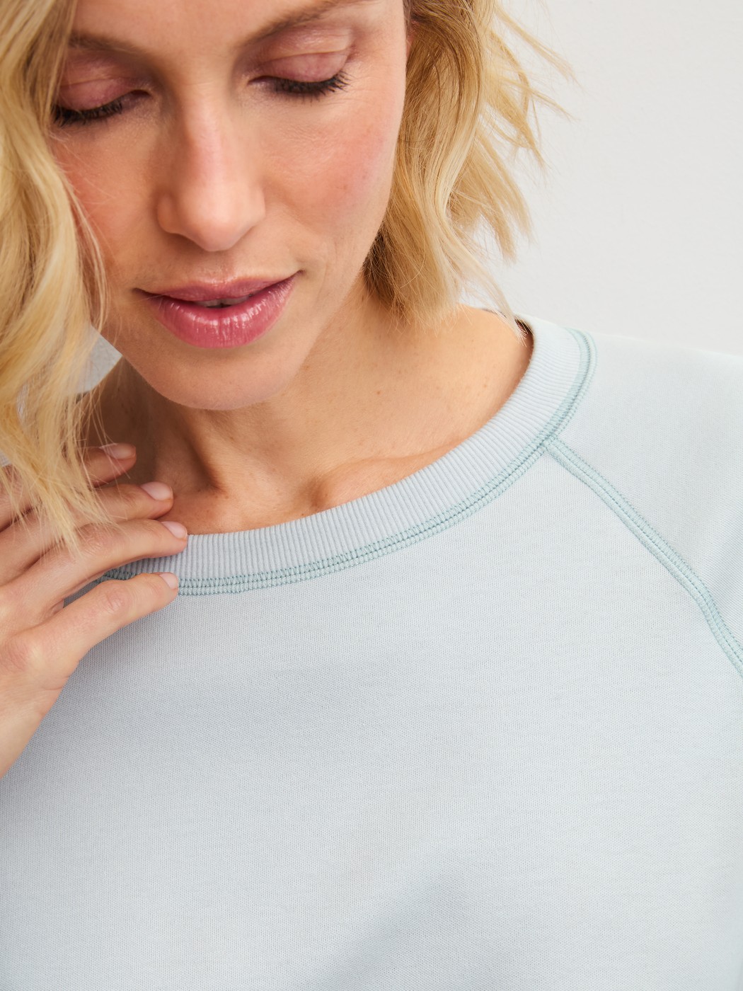 La modella / Il modello Donna indossa  in 100% cotone di colore Blu, Tinta unita, della serie Alpine M&M di CALIDA, Dettaglio