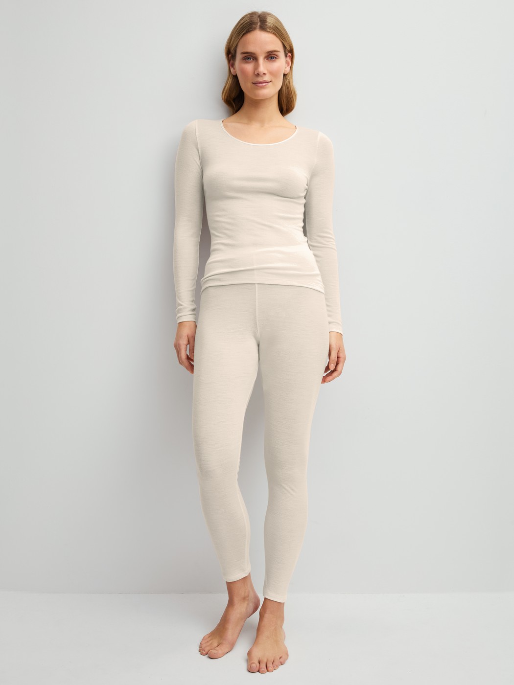 La modella / Il modello Donna indossa Maglia a maniche lunghe in lana e seta in Lana di colore Beige, Tinta unita, della serie True Confidence di CALIDA, Abbigliamento