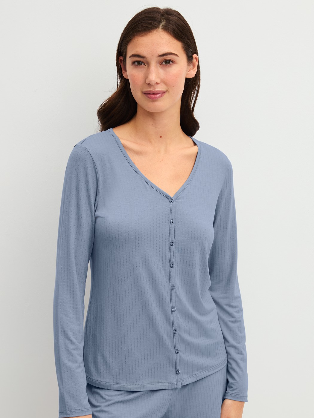 Le mannequin Femme porte le/la T-shirt à manches longues en Modal de couleur Bleu, Unicolore, de la série Etude Ajours de CALIDA, Vue de face