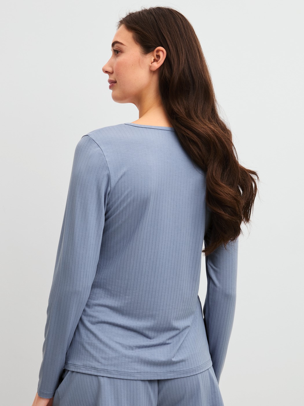 Le mannequin Femme porte le/la T-shirt à manches longues en Modal de couleur Bleu, Unicolore, de la série Etude Ajours de CALIDA, Vue arrière