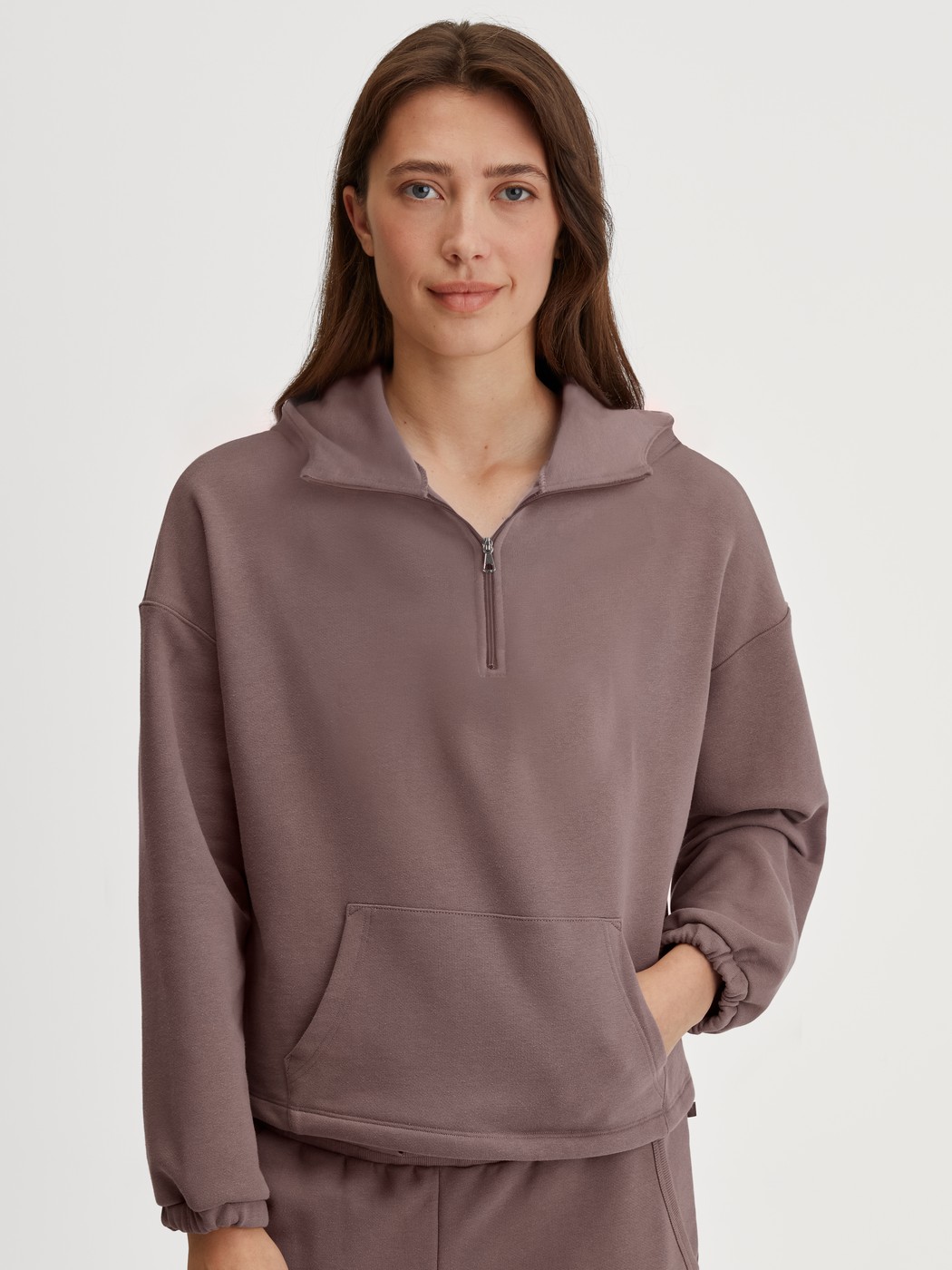 Damen-Model trägt Pullover aus Bio-Baumwolle in Braun, Einfarbig aus Serie Lounge Element von CALIDA, Vorderansicht