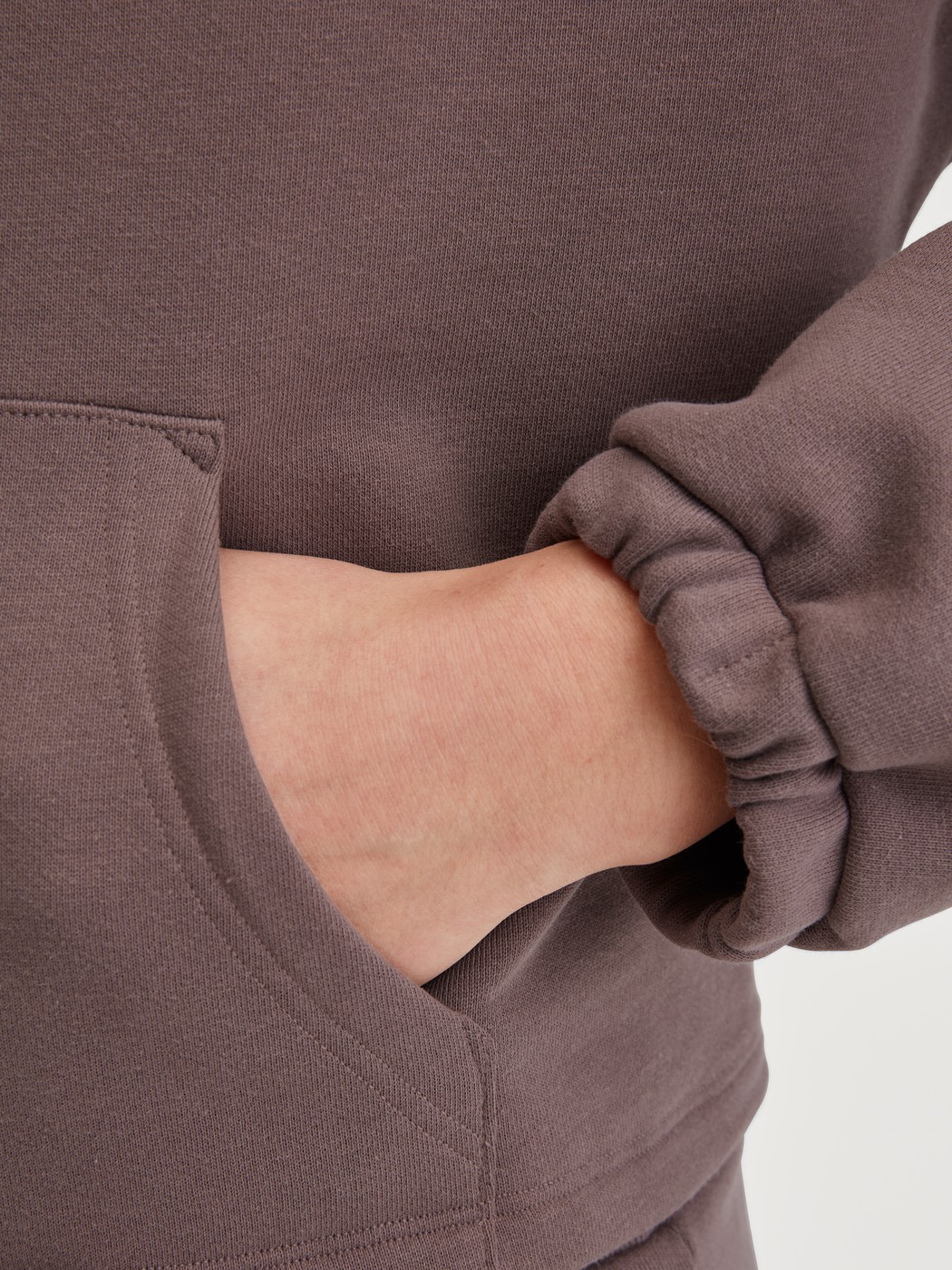 Damen-Model trägt Pullover aus Bio-Baumwolle in Braun, Einfarbig aus Serie Lounge Element von CALIDA, Detail