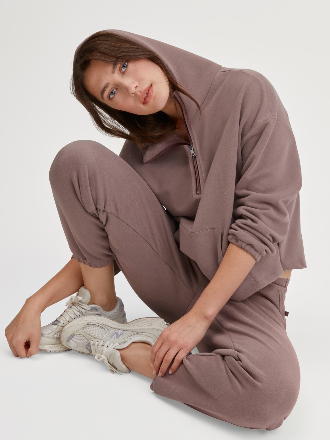 Damen-Model trägt Pullover aus Bio-Baumwolle in Braun, Einfarbig aus Serie Lounge Element von CALIDA, Zusatzbild