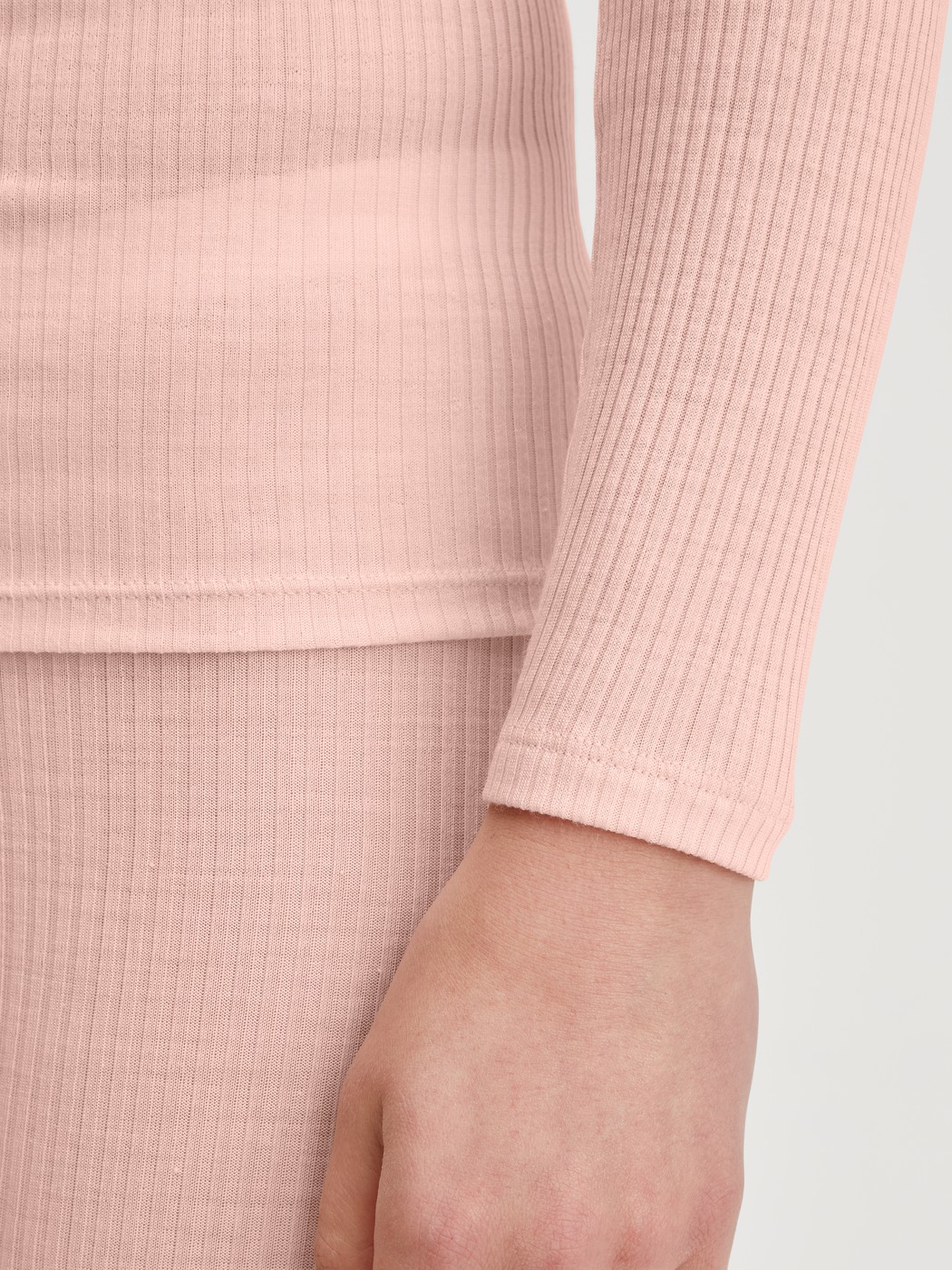 Damen-Model trägt Langarm-Shirt aus Wolle-Seide aus Wolle in Rosa, Spitze aus Serie Silky Wool Joy von CALIDA, Detail