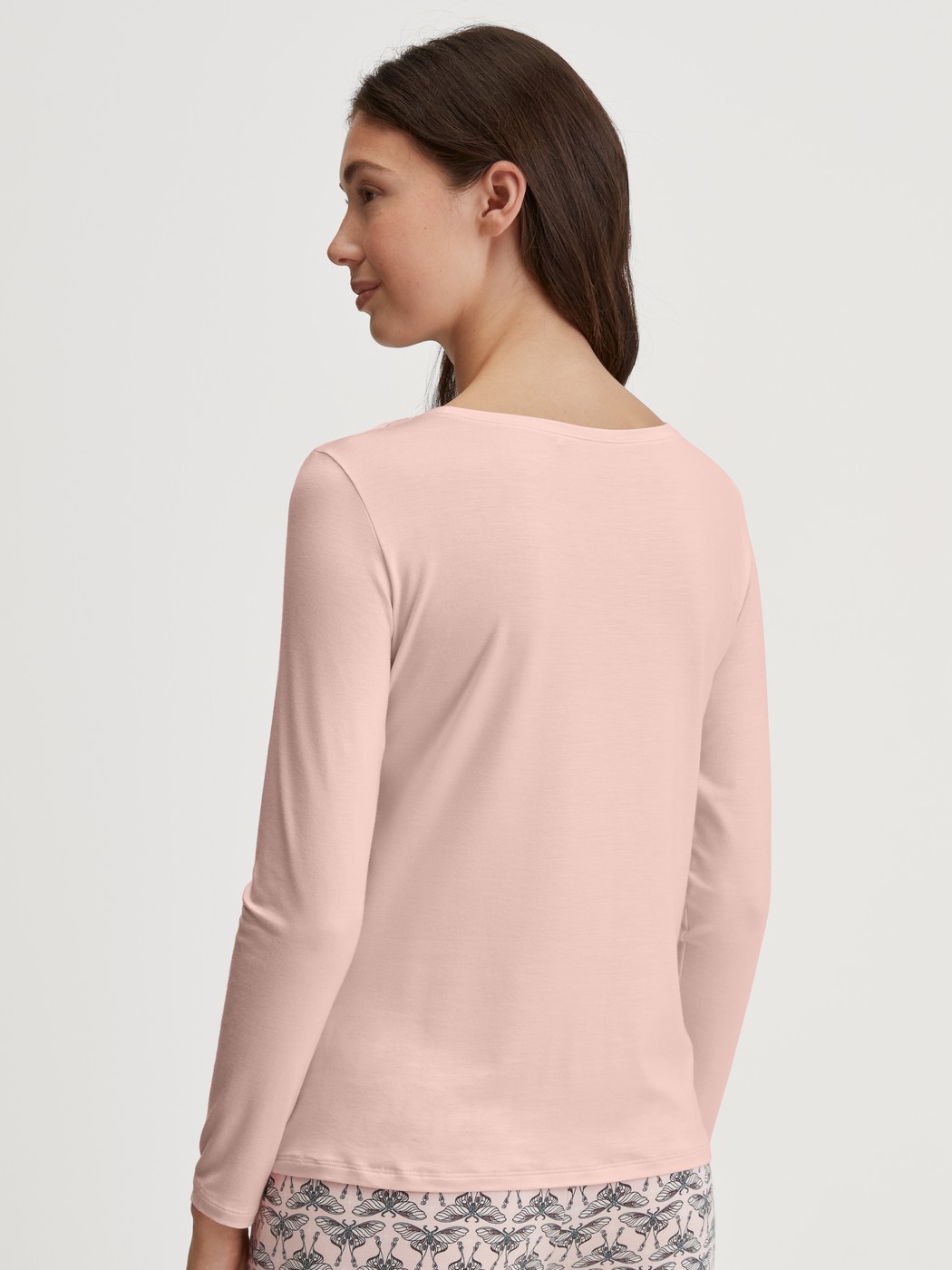 Damen-Model trägt Langarm-Shirt aus Modal in Rosa, Einfarbig aus Serie Favourites Seduction von CALIDA, Rückansicht