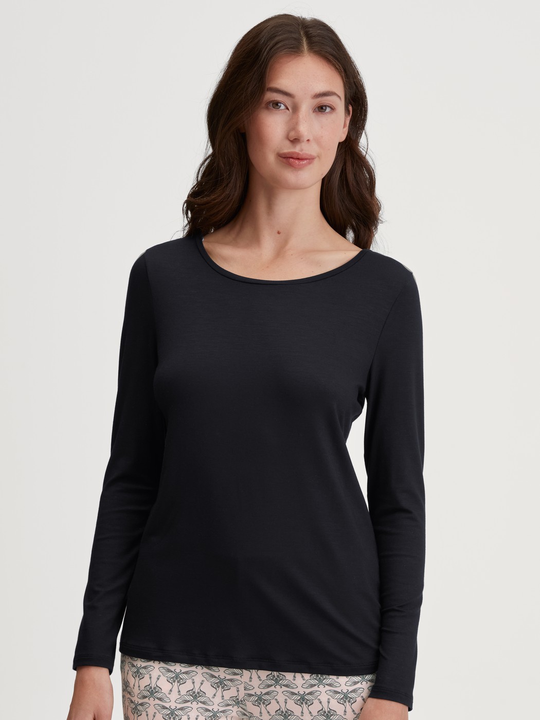 Women model is wearing Shirt long sleeve made of Modal in Black, Unicoloured from the Favourites Seduction series by CALIDA, Front view